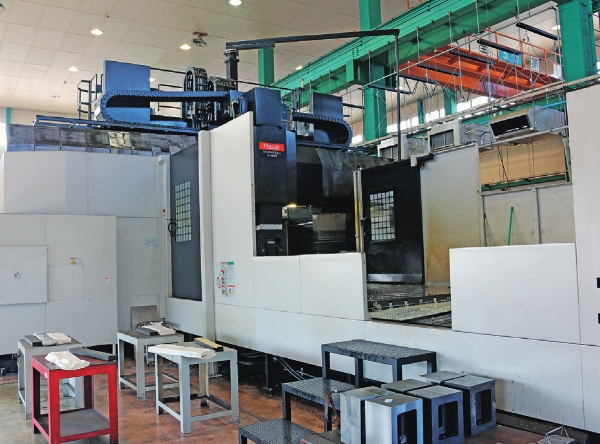 多面五軸加工門形マシニングセンタVERSATECH V-140